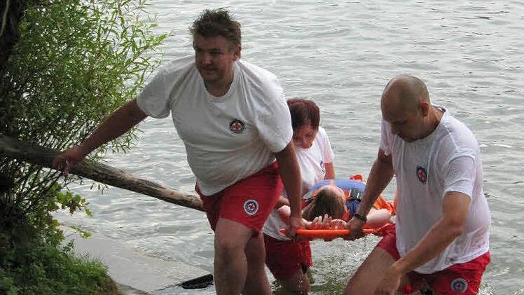 Die verunfallte Person wird mit dem Spineboard an Land getragen und erstversorgt - alle Wasserretter sind ausgebildete Sanitäter!