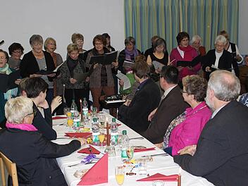 Der Ebermannstadter Frauenchor sang den CSU-Frauen und deren Gästen zum 40. Geburtstag ein Ständchen.Fotos: fra-press