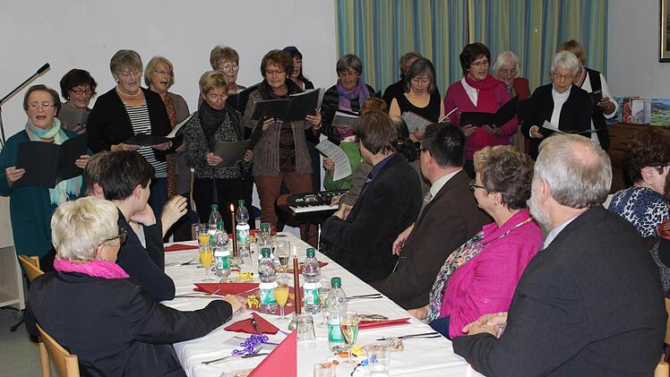 Der Ebermannstadter Frauenchor sang den CSU-Frauen und deren Gästen zum 40. Geburtstag ein Ständchen.Fotos: fra-press