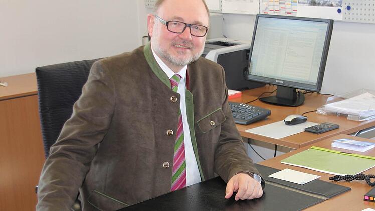 Noch nicht geräumt, aber schon aufgeräumt: Eberns Bürgermeister Robert Herrmann an einem seiner letzten Arbeitstage am Schreibtisch im Ämtergebäude. Was danach kommt? "Abwarten, und Tee trinken," sagt er. Erst eine Pause, dann: Kreative Tätigkeiten würden ihm Spaß machen, hat er verraten. Foto: Ralf Kestel