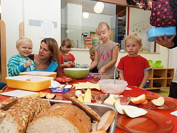 Oscar (links) sucht sich mit seiner Mutter Marina Brust etwas für die Brotzeitdose aus. Foto: Arkadius Guzy