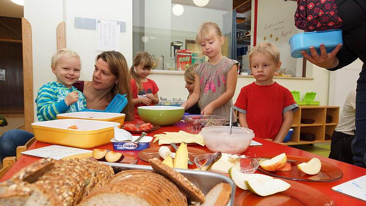 Oscar (links) sucht sich mit seiner Mutter Marina Brust etwas für die Brotzeitdose aus. Foto: Arkadius Guzy