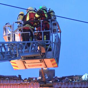Blitz schlaegt in Dachstuhl in Adlitz ein