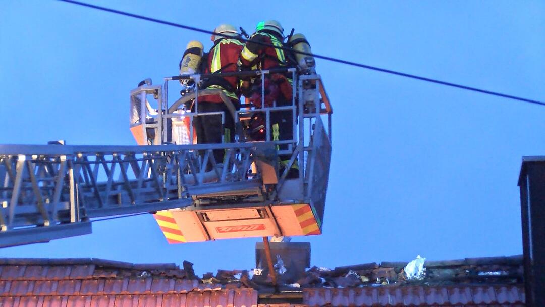 Blitz schlaegt in Dachstuhl in Adlitz ein