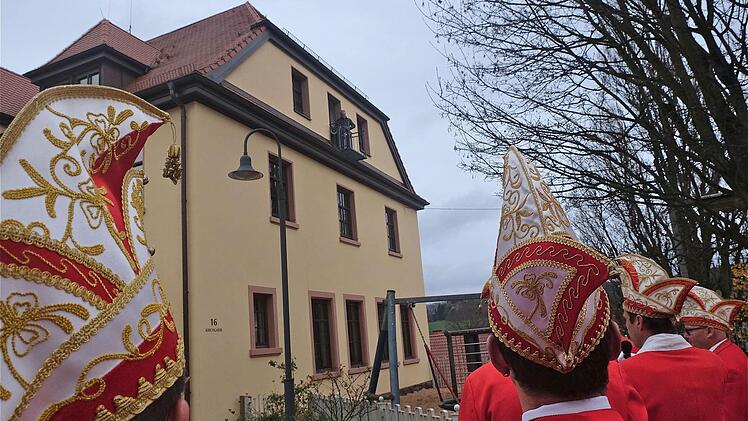 Die Öwedöllwer Narren stürmen das Rathaus. Foto: Gerd Schaar