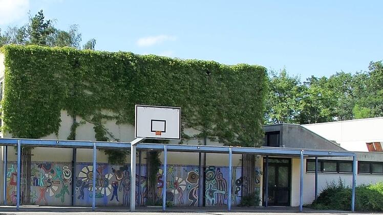 Komplettabriss: Der Trakt mit Hausmeisterwohnung, Turn- und Schwimmhalle weicht dem Neubau einer Turnhalle. Fotos: Ralf Kestel
