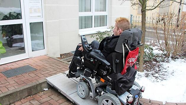 Mobile Rampen, wie hier auf dem Bild, w&auml;ren schon eine weitere wichtige Hilfe. Foto: K. Scharf