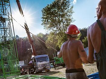 Der Alpen-Coaster wird gerade in Kronach aufgebaut. Foto: Marian Hamacher