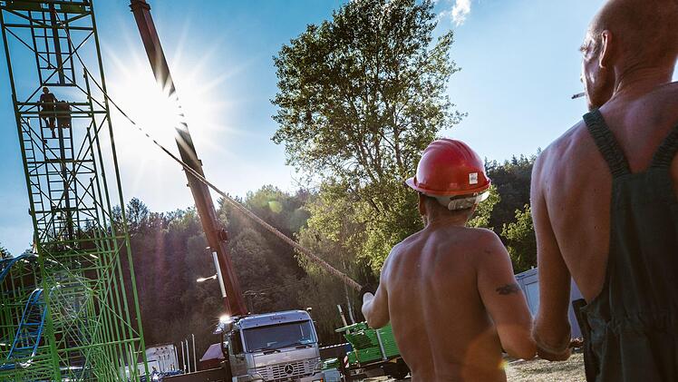 Der Alpen-Coaster wird gerade in Kronach aufgebaut. Foto: Marian Hamacher
