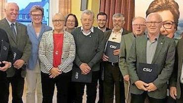 Ehrungen und Neuwahlen gab es bei der CSU Pressig. Mit auf dem Bild sind MdEP Monika Hohlmeier (Dritte von links), Vorsitzende Anita Swiduruk (Vierte von links), JU-Kreisvorsitzender Markus Oesterlein (Siebter von links) und stellvertretender CSU-Kreisvorsitzender Gerhard Wunder (rechts). Foto: Karl-Heinz Hofmann