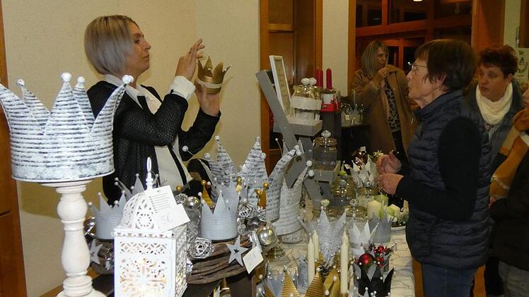 Kerstin Och (links) pr&auml;sentierte schmuckvolle Kronen, die aus gebrauchten Dosen entstanden sind.