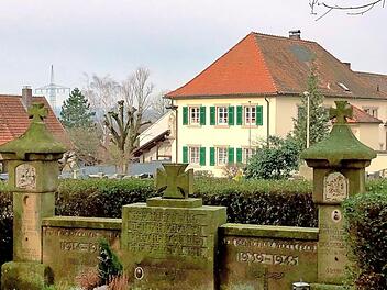 Blick vom Kriegerdenkmal auf den Kindergarten: Während die Sanierung des Denkmals genehmigt wurde, rückt der Umbau des Kindergartens in weite Ferne.  Foto: Christian Ziegler