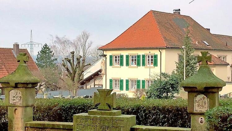 Blick vom Kriegerdenkmal auf den Kindergarten: Während die Sanierung des Denkmals genehmigt wurde, rückt der Umbau des Kindergartens in weite Ferne.  Foto: Christian Ziegler