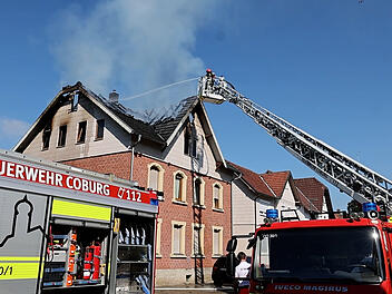 Dichte Rauchwolken über Coburg: Wohnhaus in Flammen - Bewohner schwer verletzt