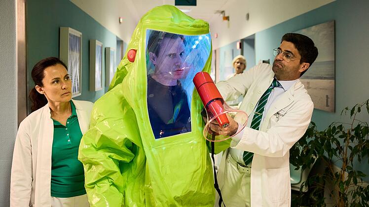 Der Naturpädagoge Deniz wurde mit einer geschwollenen Leiste eingeliefert. "Dr. Nice" (Patrick Kalupa, Mitte)glaubt, die Ursache dafür gefunden zu haben, und möchte nun das Krankenhaus räumen lassen. Dr. Birol (Idil Üner) und Dr. Schmidtke (Maximilian Grill) sind davon nicht überzeugt, wieder einmal ...