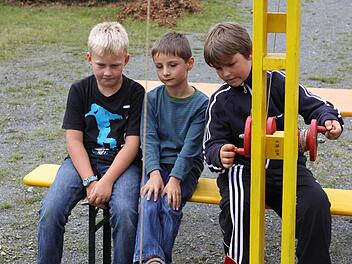 Von den verschiedenen Geschicklichkeitsspielen rund ums Feuer waren die Kinder besonders angetan. Das Bild zeigt (von links): Tim Neubauer, Luis Deckelmann, Robin Neubauer. Foto: Michael Wunder