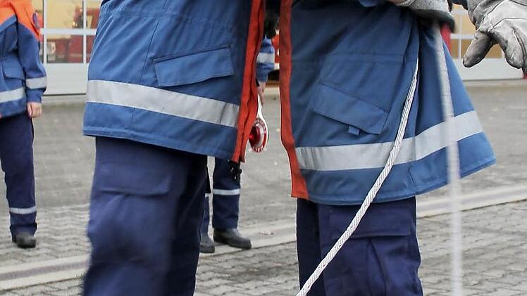 Maximilian Spahn legt seinem Feuerwehrkameraden Alexander Mametov einen Rettungsknoten an. Fotos: Benedikt Borst