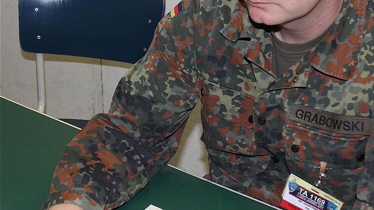 Hauptfeldwebel Kai Grabowski aus Hannover sichtet am Laptop die Lage.