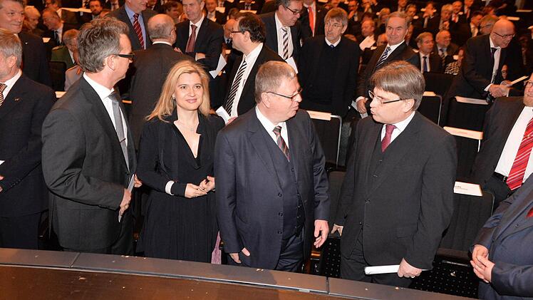 Der Theatersaal füllt sich hinter (von links) Markus und Melanie Huml, Clemens Lückemann und Winfried Bausback