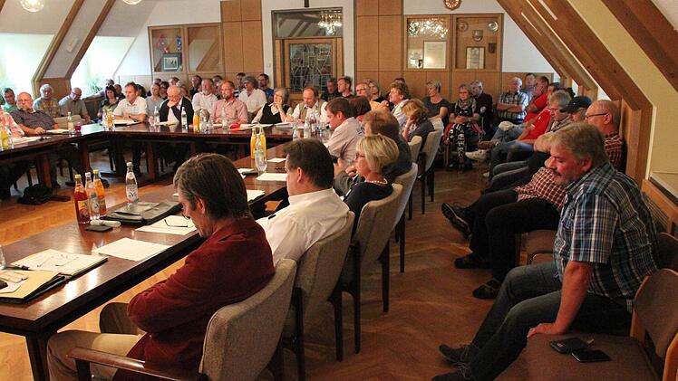 Sehr viele Bürger nahmen an der Ratssitzung am Dienstag teil.  Foto: Friedwald Schedel