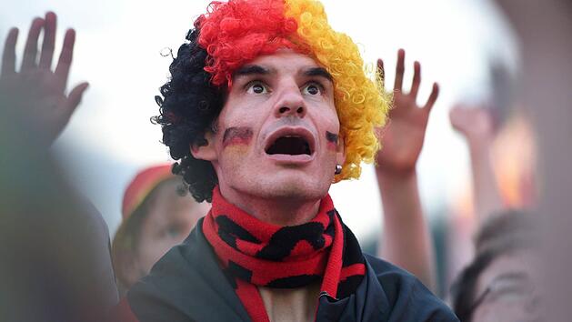 Fassungslos reagierten die Fans auf der Fanmeile in Berlin auf das Spiel der deutschen Nationalmannschaft gegen Frankreich. Aber ist das Turnier mit dem Aus im Halbfinale wirklich so schlimm? Foto: Sophia Kembowski/dpa