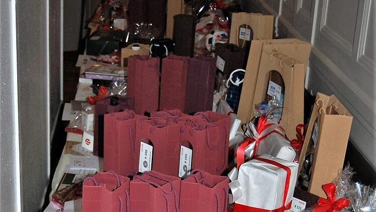 Die reich bestückte Tombola war einer der Höhepunkte der Benefizgala. Foto: Sigismund von Dobschütz