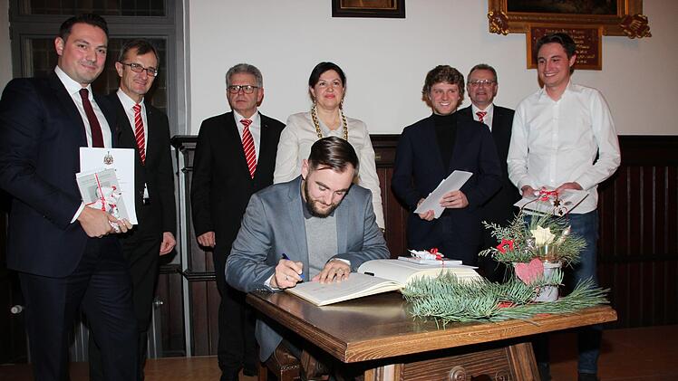 Michael Stadelmann, Sebastian Thiem, Johannes Wenzel und Andreas Rösch (v.l.) schreiben  ins goldene Buch. Mit im Bild: Harry Weiß, Georg Löffler und Robert Porzelt  (Sparkasse) sowie  Angela Hofmann. Foto: Andreas Schmitt