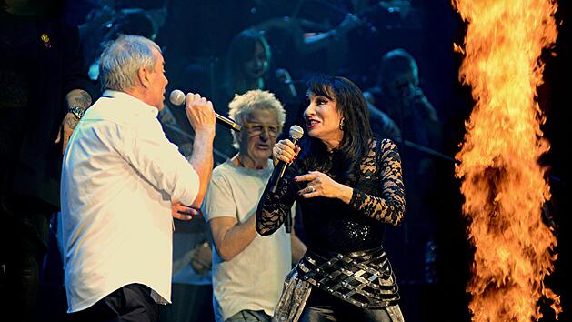 Ian Gillen, Kevin Cronin und Anna Maria Kaufmann gemeinsam auf der  B&uuml;hne der Brose_Arena in BambergHelmut &Ouml;lschlegel