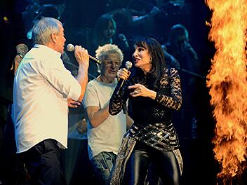 Ian Gillen, Kevin Cronin und Anna Maria Kaufmann gemeinsam auf der  Bühne der Brose_Arena in BambergHelmut Ölschlegel