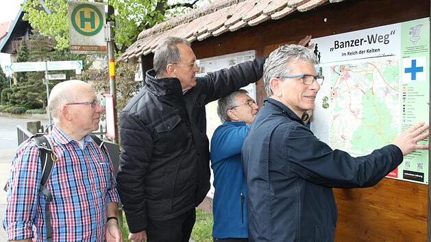 Beschilderung komplett:  Helmut V&ouml;lk,  Udo Siegel, Rainer Engelhardt  und  Roland Wei&szlig; (von links)  befestigen   in der Gro&szlig;heirather Ortsmitte die neue  Informationstafel  f&uuml;r den  Banzer Weg.Michael Stelzner