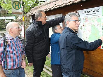 Beschilderung komplett:  Helmut Völk,  Udo Siegel, Rainer Engelhardt  und  Roland Weiß (von links)  befestigen   in der Großheirather Ortsmitte die neue  Informationstafel  für den  Banzer Weg.Michael Stelzner