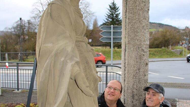 Religions- und Latein-Lehrer Harald Drescher und Hobby-Historiker Josef Kirchner sind sich absolut sicher: Die Statue an der Saale-Brücke stellt eine schwangere Maria dar. Foto: Ralf Ruppert