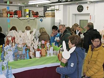 Gro&szlig;er Andrang herrschte rund um die Tische mit Hasen, L&auml;mmern und anderen dekorativen Dingen f&uuml;r Ostern. Fotos: Maria L&ouml;ffler