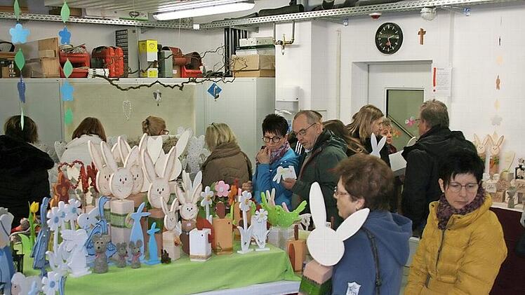 Gro&szlig;er Andrang herrschte rund um die Tische mit Hasen, L&auml;mmern und anderen dekorativen Dingen f&uuml;r Ostern. Fotos: Maria L&ouml;ffler