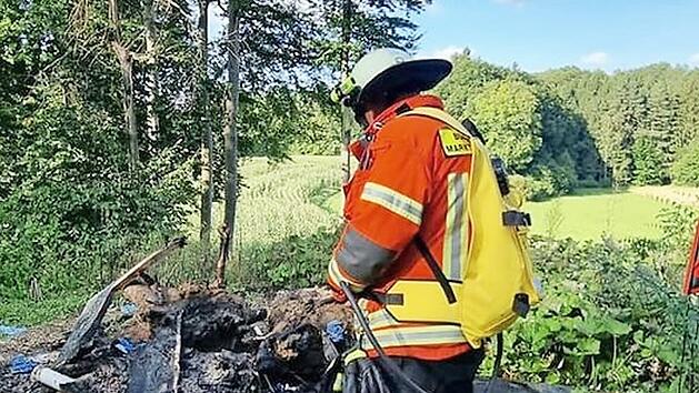 Der Brandort zwischen Stadelhofen und Prügeldorf war nur schwer zugänglich, weshalb die Feuerwehr zu Fuß anrückte.