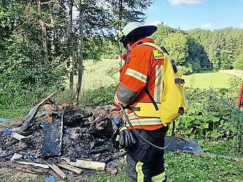 Der Brandort zwischen Stadelhofen und Prügeldorf war nur schwer zugänglich, weshalb die Feuerwehr zu Fuß anrückte.