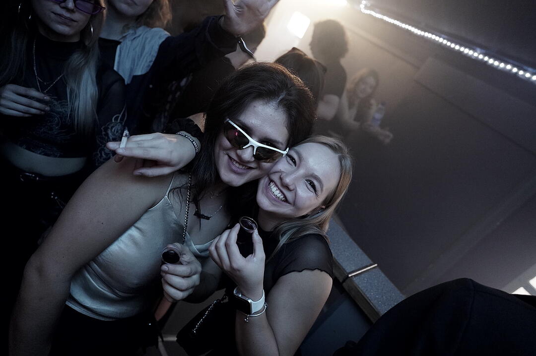 Party im Zug - Raver*innen tanzen zu Techno-Beats