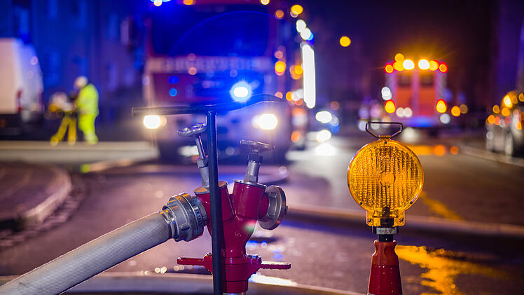 Feuerwehr N&uuml;rnberg, Brand, Feuer, Stra&szlig;e, Schlauchkupplung