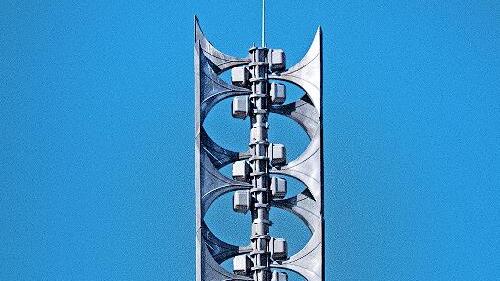 Eine moderne Sirene zur Warnung der Bev&ouml;lkerung bei Katastrophen- oder Notf&auml;llen steht auf einem Hausdach.