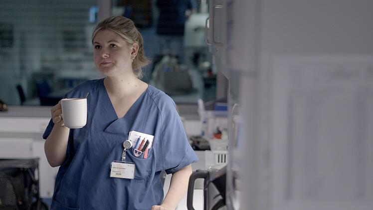 Intensivpflegerin Katharina h&auml;lt sich w&auml;hrend ihrer Nachtschicht mit Kaffee wach. Ihr Kopf f&uuml;hlt sich wie im "Jetlag" an.