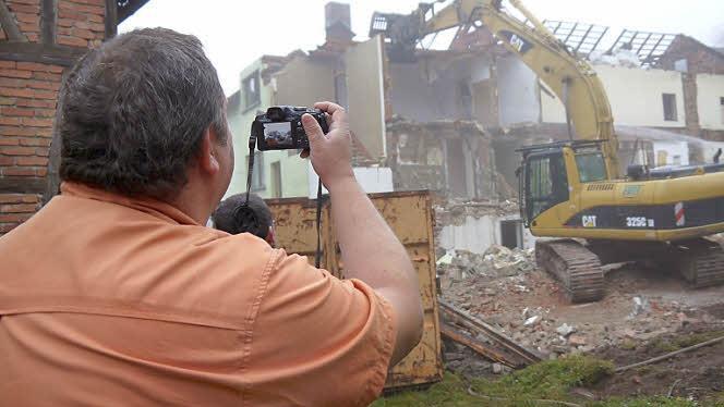 Ein großer Moment, die Abrissarbeiten am "Stehli-Haus" in Ahorn haben begonnen - das  muss  Mario Stadelmann von der Gemeindeverwaltung natürlich dokumentieren. Foto: Berthold Köhler
