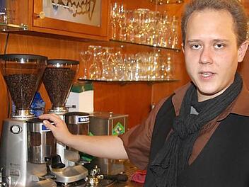 Zwei Mahlmaschinen braucht Benjamin Reimers, je nachdem, ob's Espresso oder Kaffee werden soll. Doch auch, wenn Maschinen den Kaffee brühen, kommt es darauf an, wer den Kaffee macht, sagt der Barista.