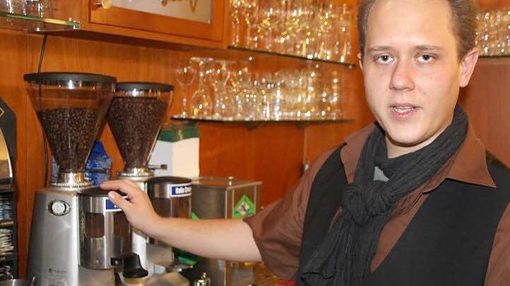 Zwei Mahlmaschinen braucht Benjamin Reimers, je nachdem, ob's Espresso oder Kaffee werden soll. Doch auch, wenn Maschinen den Kaffee brühen, kommt es darauf an, wer den Kaffee macht, sagt der Barista.