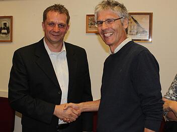Zufriedene Gesichter beim neuen Bürgermeister Thilo wagner (links) und bei seinem Stichwahl-Konkurrenten Bernd Fricke. Foto: Kurz