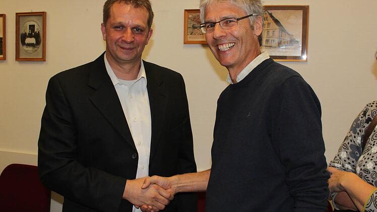 Zufriedene Gesichter beim neuen Bürgermeister Thilo wagner (links) und bei seinem Stichwahl-Konkurrenten Bernd Fricke. Foto: Kurz