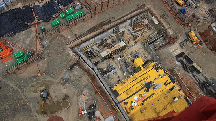 Blick auf die Tiefgarage: Boden und Wände sind betoniert, die Decke wird derzeit eingeschalt (gelbe Fläche recht unten). Foto: Ralf Ruppert
