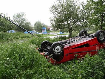 Auf dem Dach landete ein roter BMW bei einem Unfall in Michelau. Foto: Stefan Johannes