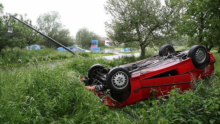 Auf dem Dach landete ein roter BMW bei einem Unfall in Michelau. Foto: Stefan Johannes