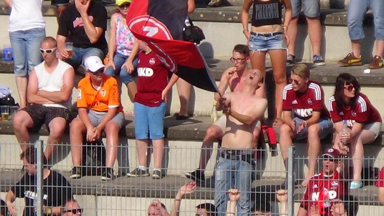Der 1. FC Nürnberg konnte seine Fans im Waldstadion in Weismain beim Testspiel gegen den FC Valencia begeistern. Foto: Timo Weith