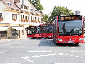 Jede halbe Stunde schwärmen die Busse vom Bahnhofplatz aus in alle Richtungen. Foto: Josef Hofbauer